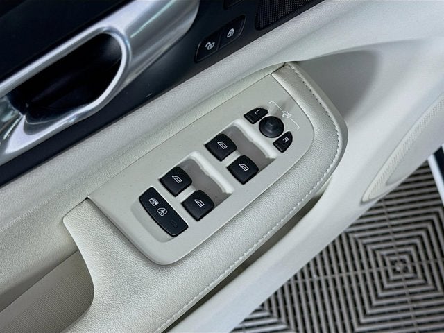 2024 Volvo S60 Recharge Plug-In Hybrid Plus Dark Theme