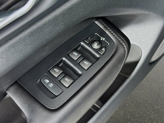 2023 Volvo XC60 Plus Dark Theme