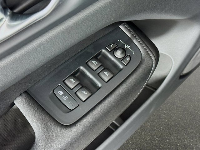 2024 Volvo XC60 Plus Dark Theme