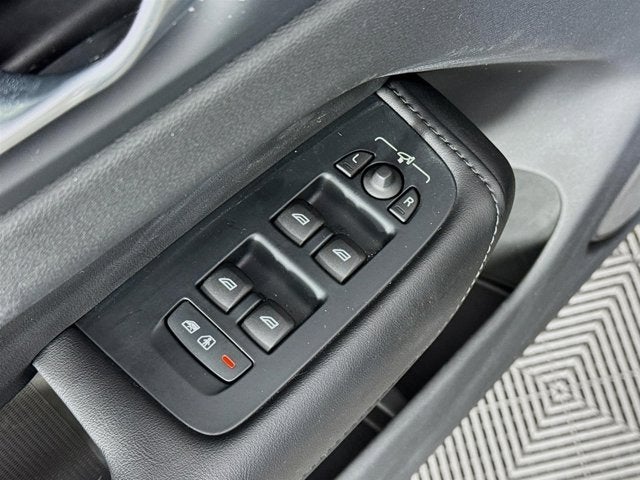 2024 Volvo XC60 Plus Dark Theme