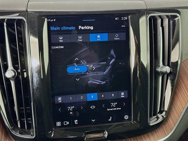 2023 Volvo XC60 Plus Bright Theme