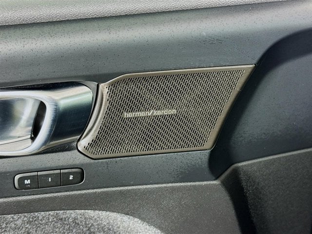 2023 Volvo XC40 Plus Bright Theme