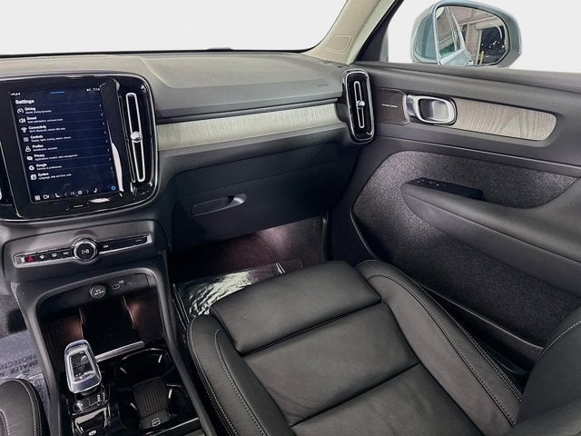 2023 Volvo XC40 Plus Bright Theme