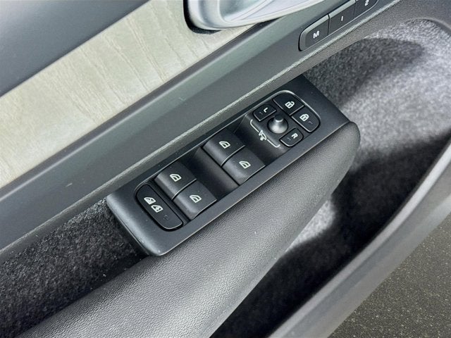 2024 Volvo XC40 Ultimate Bright Theme