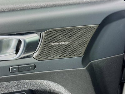 2024 Volvo XC40 Ultimate Bright Theme