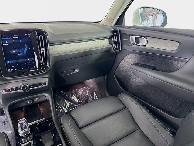 2024 Volvo XC40 Ultimate Bright Theme