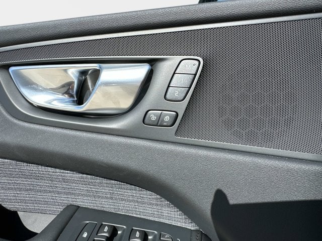 2025 Volvo XC60 Core
