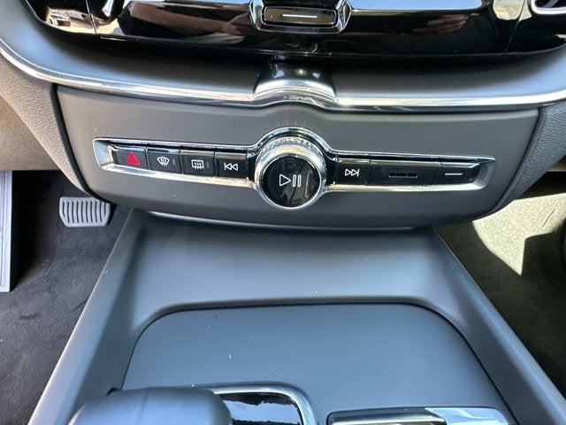 2025 Volvo XC60 Core