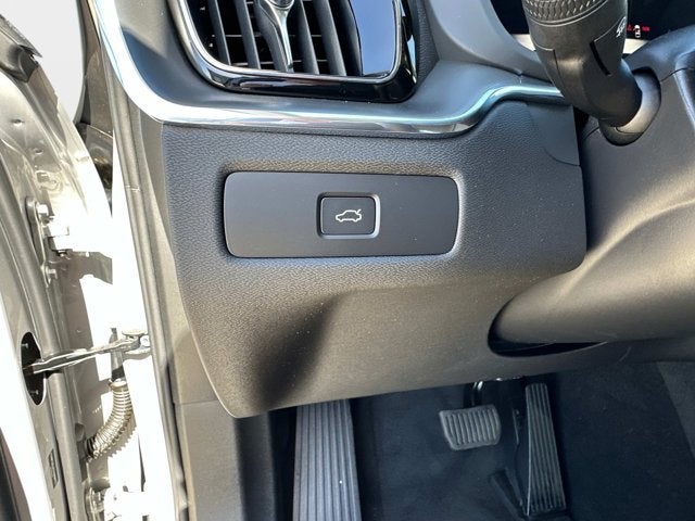 2025 Volvo XC60 Core